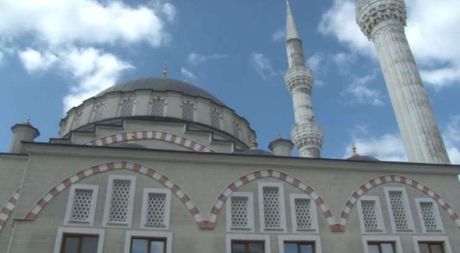 3 günlük bebek cami avlusuna bırakıldı