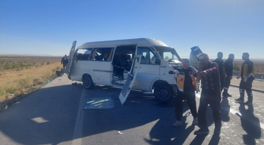 Karaman'da feci kaza! Lastiği patlayan minibüs kontrolden çıktı