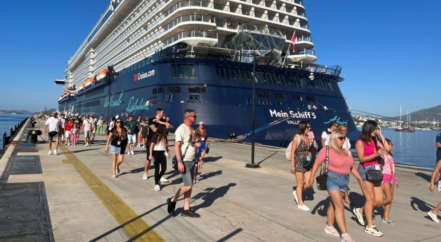 295 metrelik gemi binlerce yolcuyu Bodrum'a getirdi