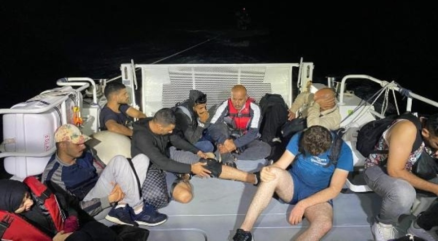 Bodrum'da lastik bottaki 44 kaçak göçmen kurtarıldı
