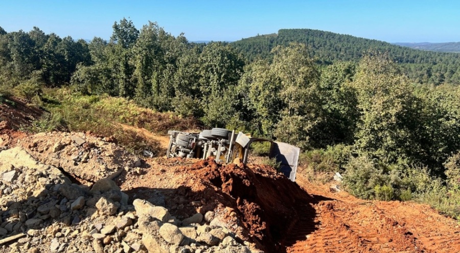 Direksiyon hakimiyetini kaybetti! Hafriyat kamyonu şarampole yuvarlandı