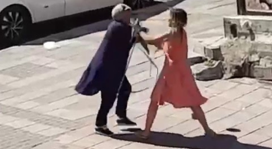 Esenyurt'ta sokak ortasında başörtülü kadına saldırdı