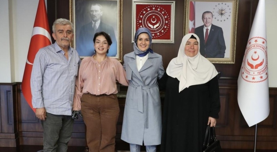 Bakan Göktaş, 1 milyon lira ödül kazanan Rabia Birsen'i bakanlıkta konuk etti