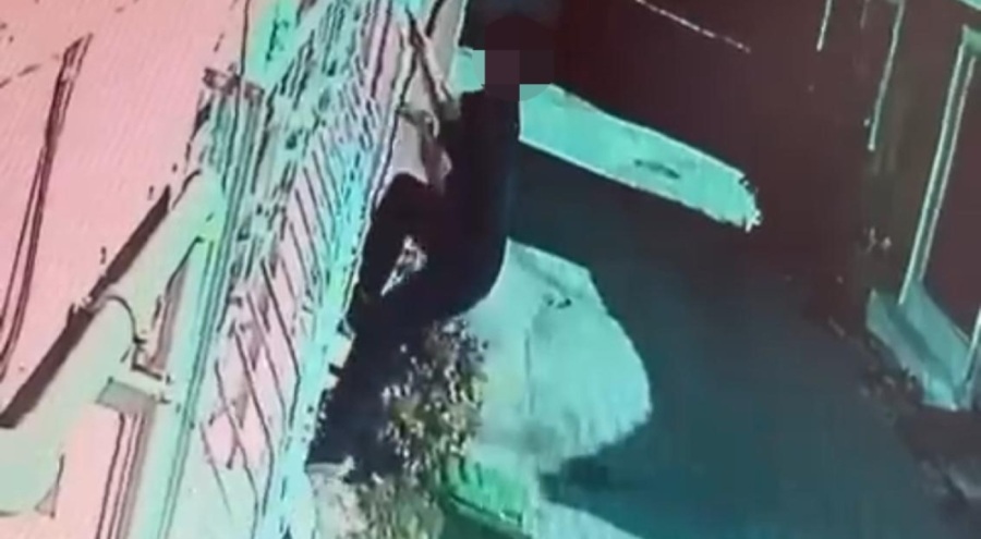 Bursa'da örümcek adam gibi hırsız vakası! Balkondan çamaşırları...