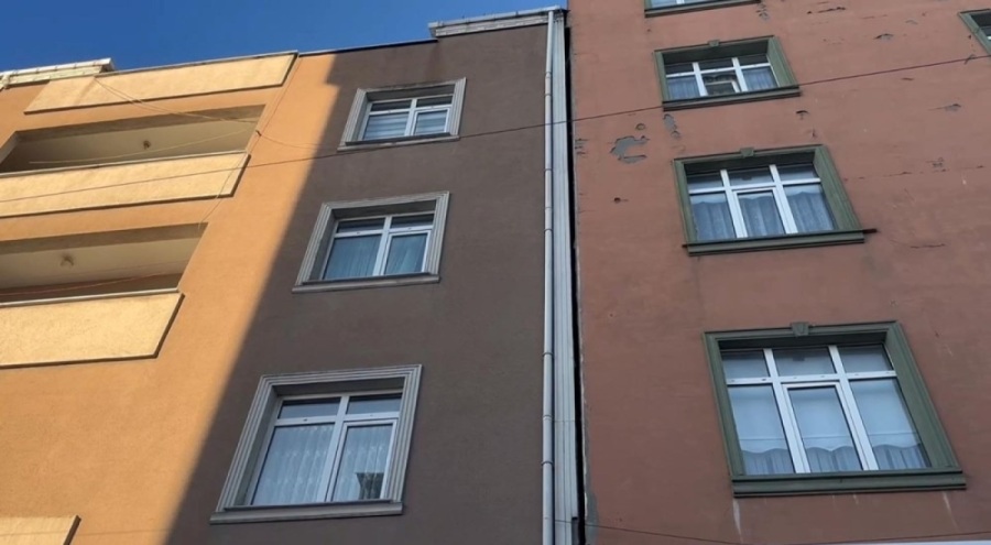 İstanbul'da 4 katlı apartmanın zemini kaydı!