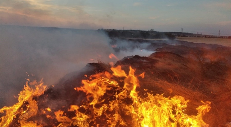 Kırklareli'de buğday tarlası ve çöplük alanda çıkan yangın söndürüldü