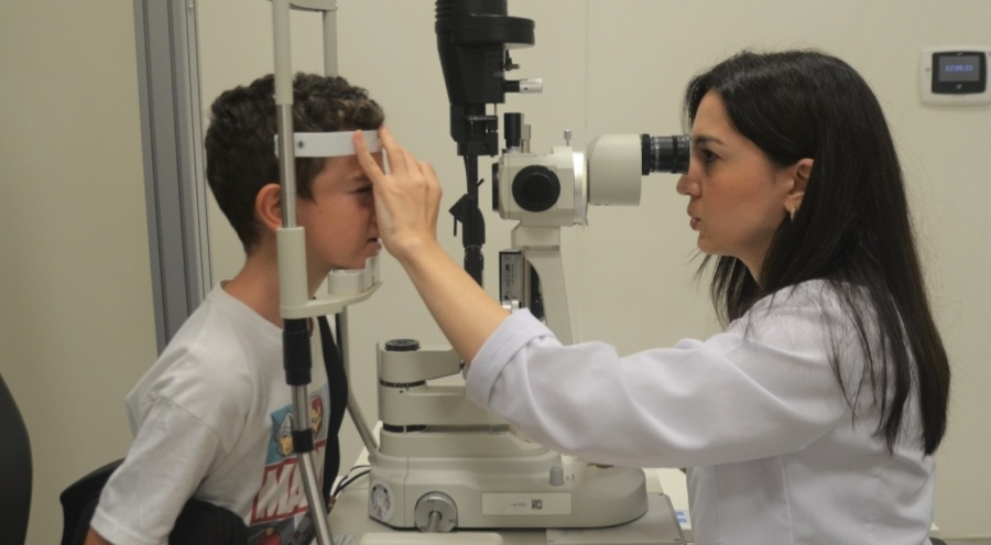 Okul çağındaki çocuklara yılda bir kez göz muayenesi yapılmalı