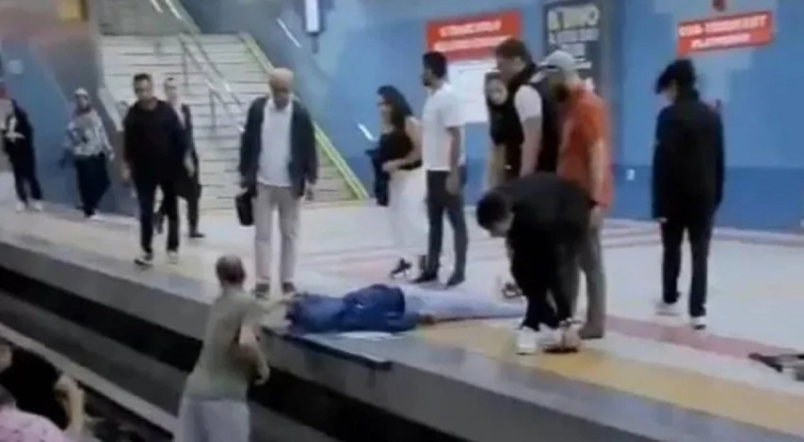 Metro istasyonunda bayılan kadın raylara düştü