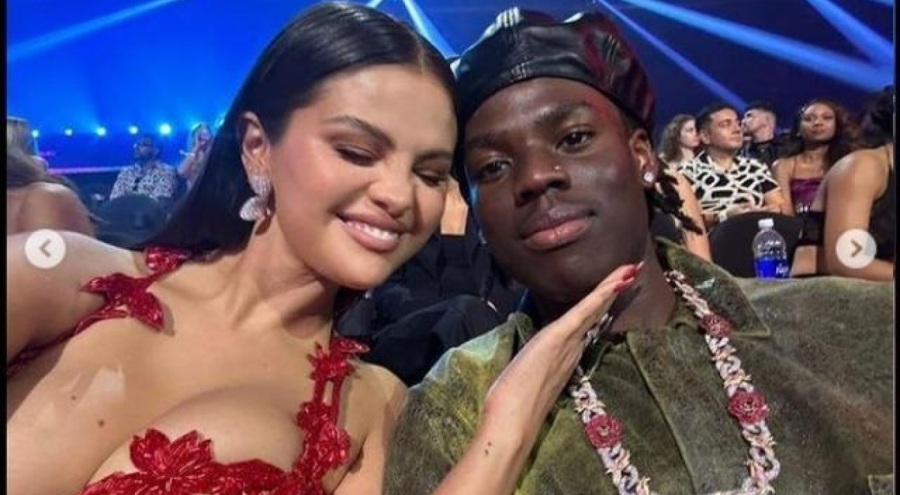 Selena Gomez'in dekoltesi sosyal medyanın diline düştü!