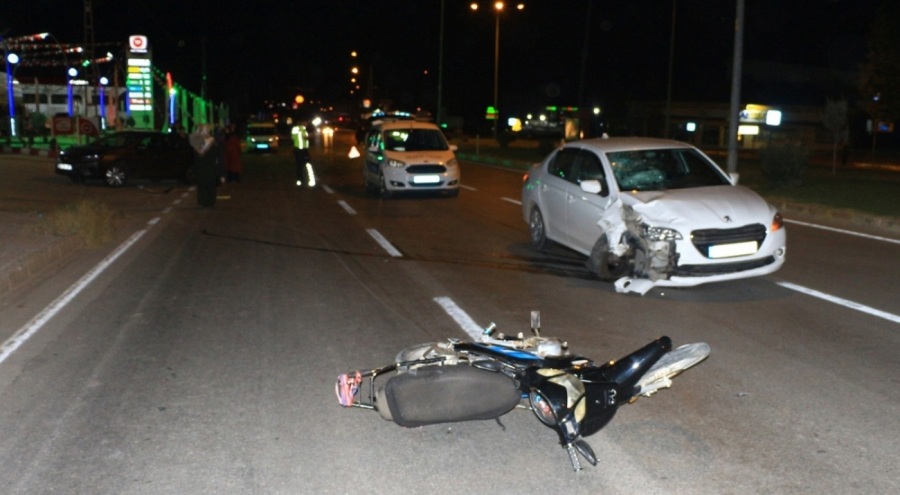 Tokat'ta korkunç kaza: İki otomobilin çarptığı motosikletli, ağır yaralandı