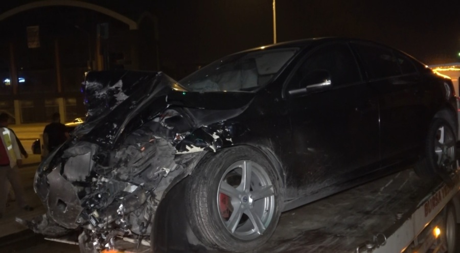 Bursa'da feci kaza! İki araç birbirine girdi