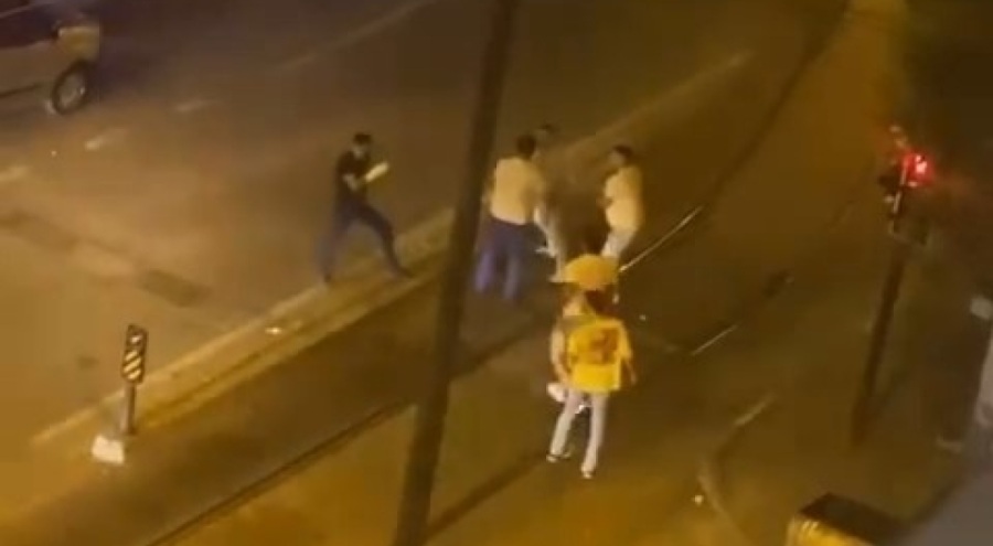 Bursa'da kavga! Bekçiler ayırırken hepsi devrildi