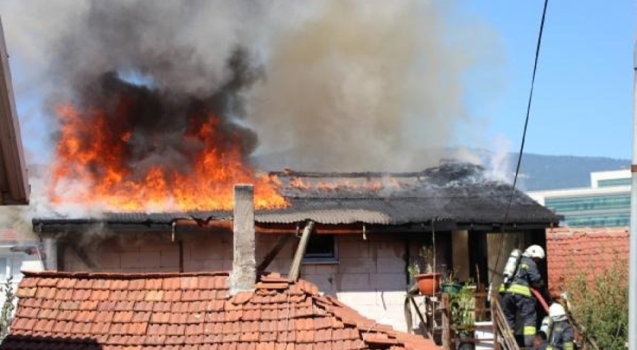 Eşi ve kayınvalidesine kızıp evi ateşe verdi!