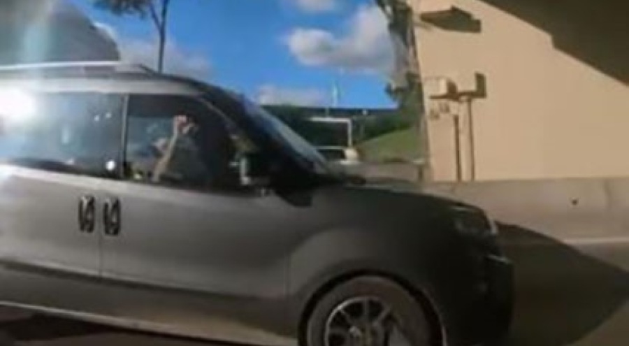 Trafikte ilginç olay! Araç sürücüsü motosikletliye seyir halinde tokat attı