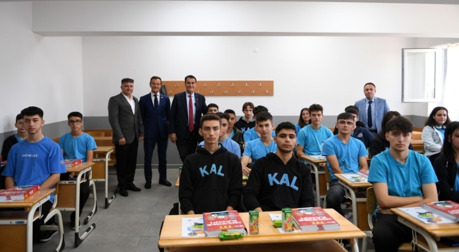 Bursa'da üniversite sınavına hazırlanan gençlere kitap desteği