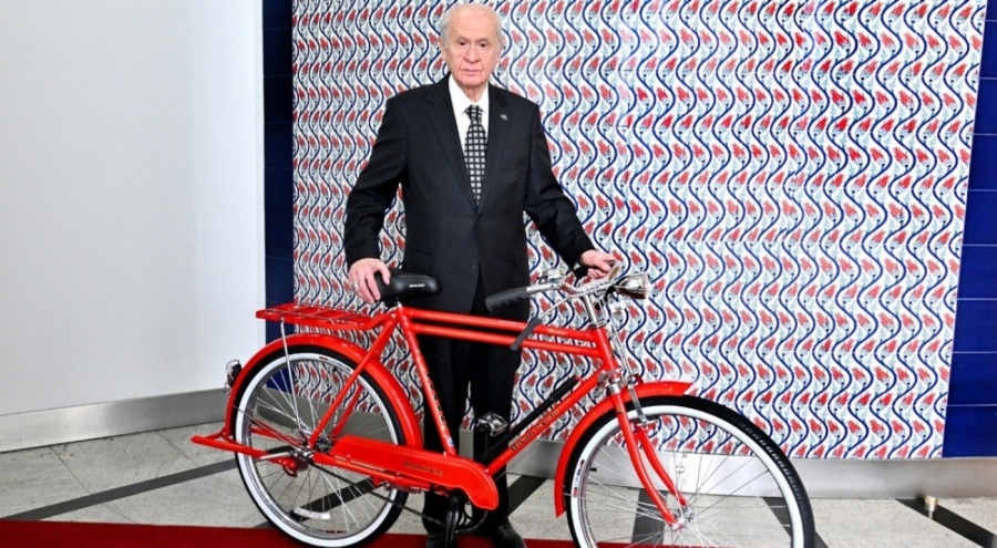 Bahçeli, 'Cumhurbaşkanlığı Bisiklet Turu'nu bisikletli pozuyla kutladı