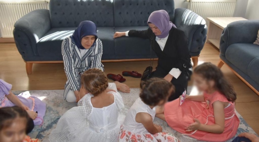 Bursa Valisi'nin eşinden özel çocuklara ziyaret