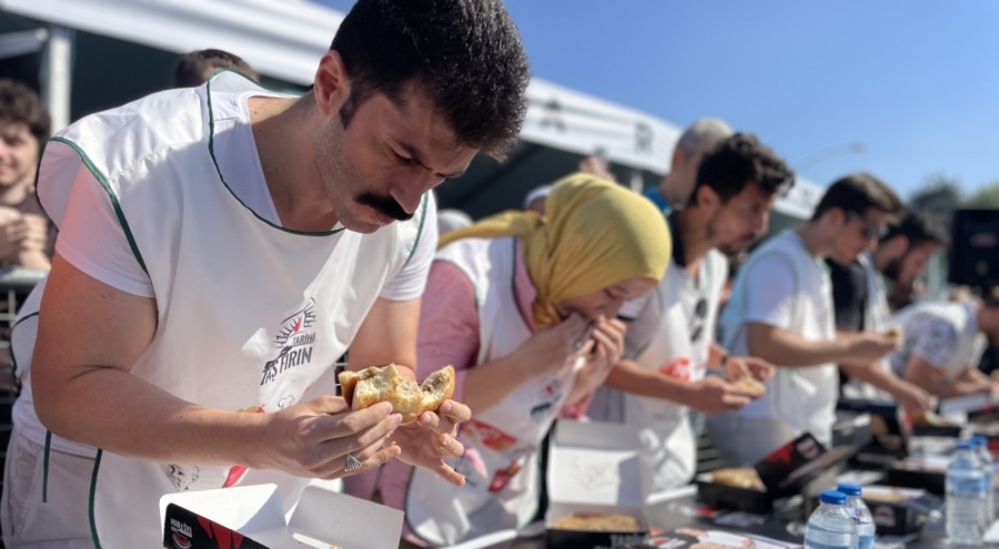 Bursa Gastronomi Festivali'nde "tahanlı pide" yeme yarışması düzenlendi