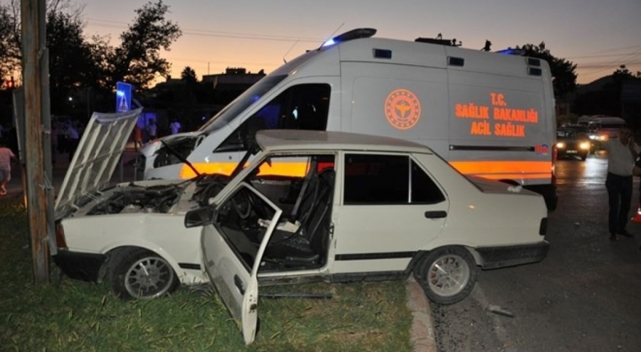 Ambulans ve otomobil çarpıştı! Yaralılar var