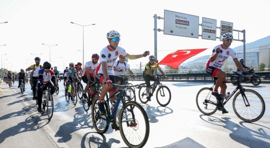Bursa'da Cumhuriyet için Tophane'den Mudanya'ya pedal çevirdiler
