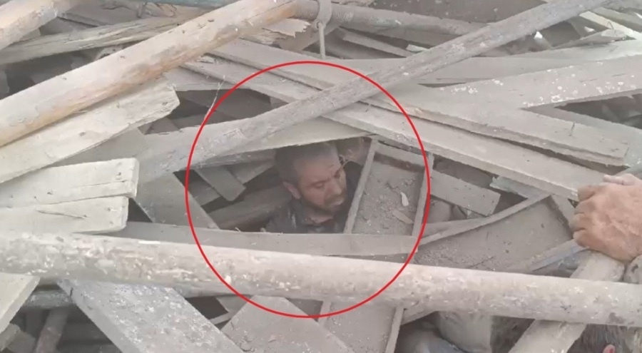Cami inşaatının iskelesi çöktü: 4 işçi yaralı