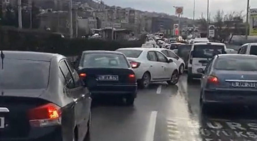 Bursa'da şoförler ambulansa zor anlar yaşattı