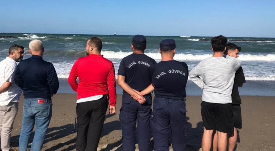 Karasu'da dalgalara kapılan çocuk aranıyor!