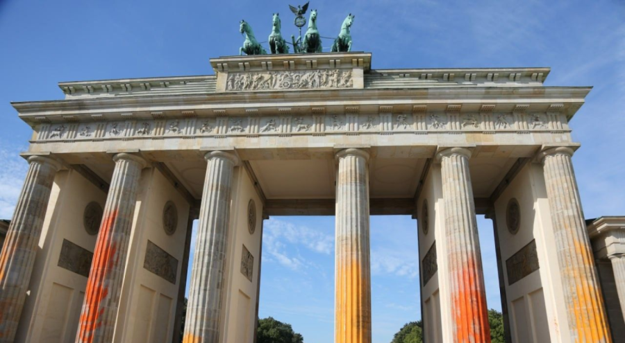 İklim aktivistleri tarihi Brandenburg Kapısının sütunlarına boya püskürttü!