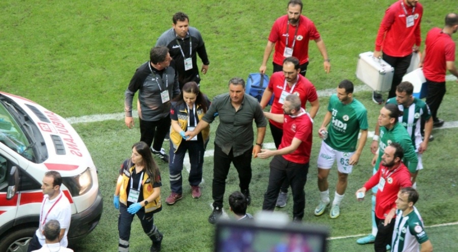 Giresunspor teknik direktörü maç sırasında fenalaşarak hastaneye kaldırıldı!