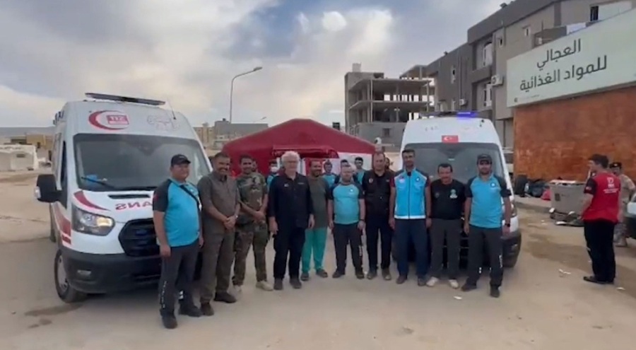 Türkiye'den gönderilen 2 tam donanımlı acil yardım ambulansı, Libya'ya vardı