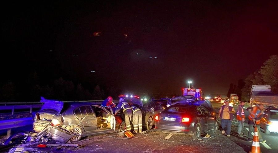 Anadolu Otoyolu'nda zincirleme kaza: 11 araç birbirine girdi!