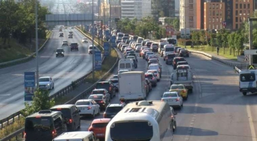 İstanbul'da TEM Otoyolu'nda trafik yoğunluğu