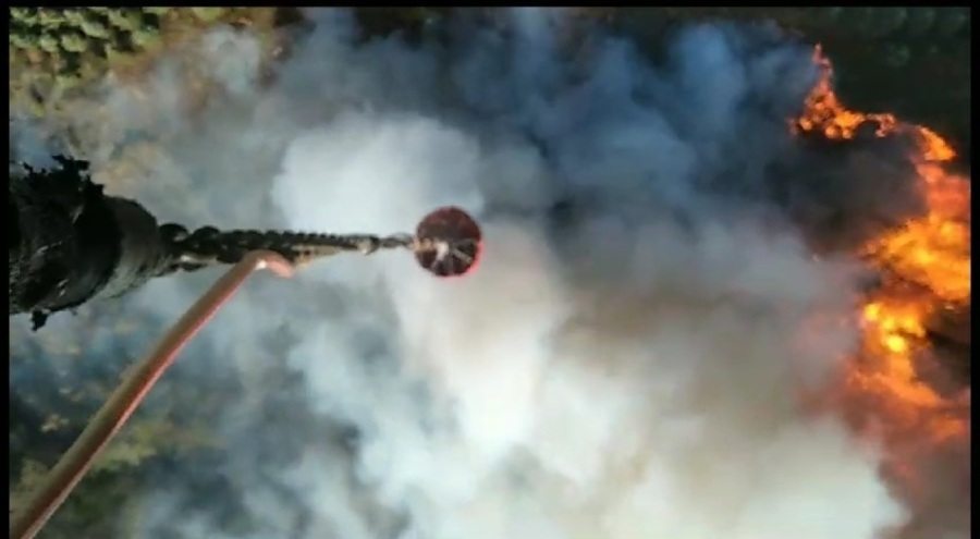 Bursa'da ormanlık alandaki yangın helikopter kamerasında