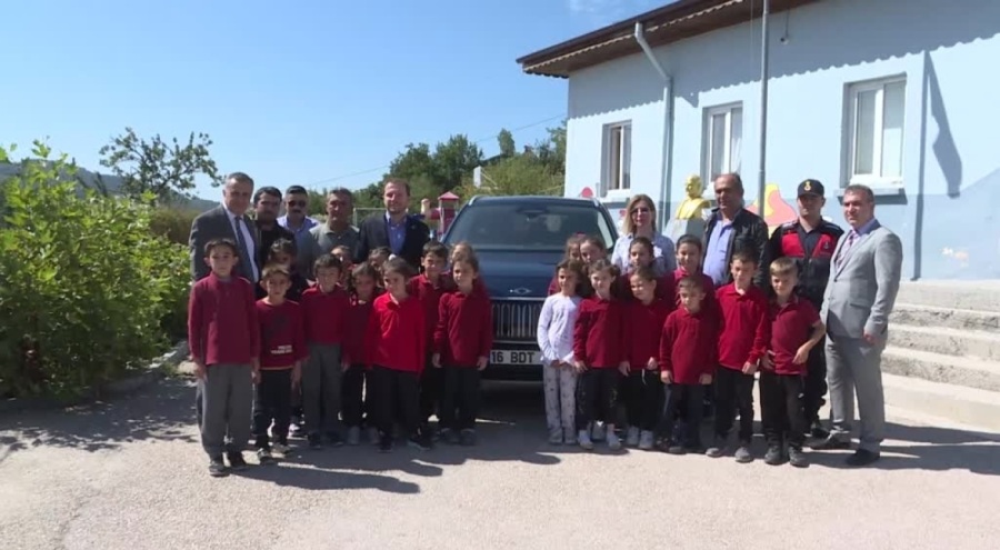 Türkiye'nin yerli otomobili Togg, Bursa'da ilkokul öğrencilere tanıtıldı