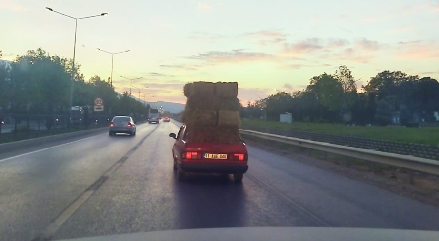 Bursa'da saman balyalarını otomobilinin üzerinde taşıdı!