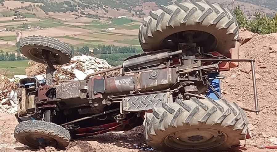 Viraja giren traktör devrildi! Ölü ve yaralılar var