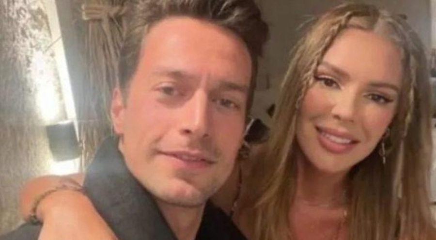 Feyyaz Şerifoğlu'ndan sevgilisiyle ikinci yıla özel poz