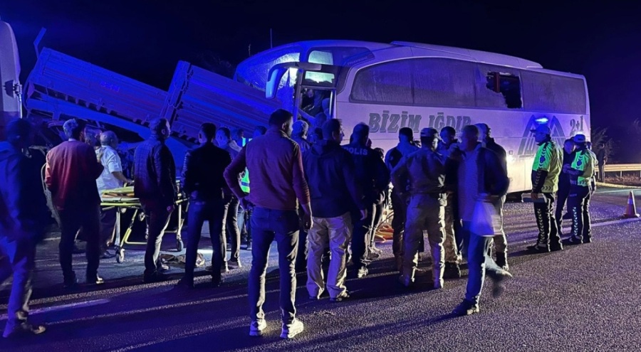 Erzurum'da yolcu otobüsü traktöre çarptı, 7 kişi yaralandı