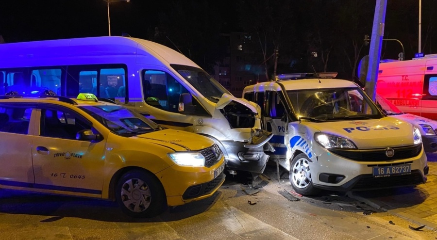 Bursa'daki kazada 3'ü polis 6 kişi yaralandı