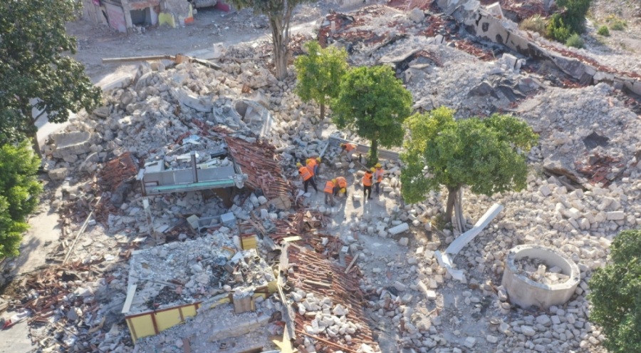 Büyük depremde yıkılan 752 yıllık Ulu Cami'nin enkazı temizleniyor