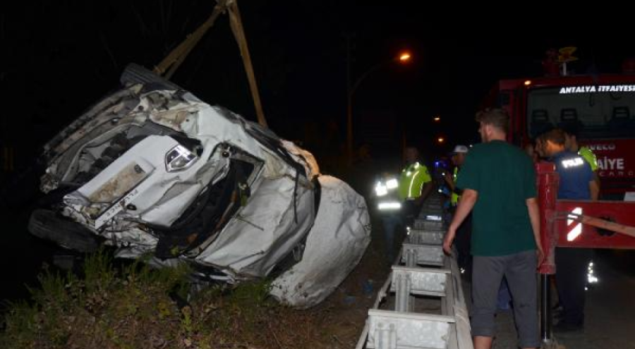 Otomobil, şarampole uçtu! Feci şekilde can verdiler