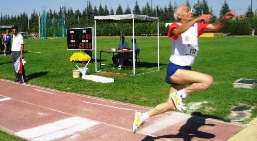 Bursa'da 84 yaşındaki emekli albay, atletizmde madalyaları topluyor