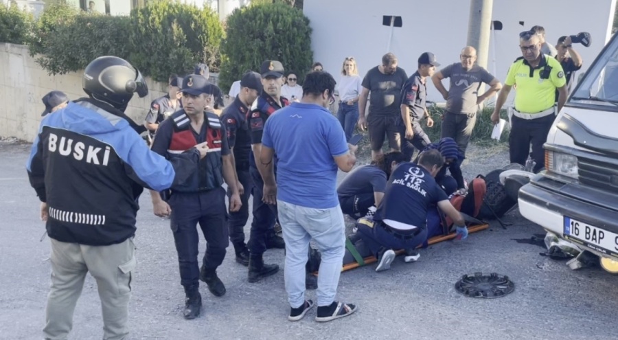 Bursa'da minibüsün altında kaldı! Ölümden döndü