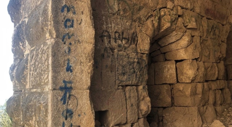 7 asırlık tarihi kale duvarlarını spreylerle boyadılar