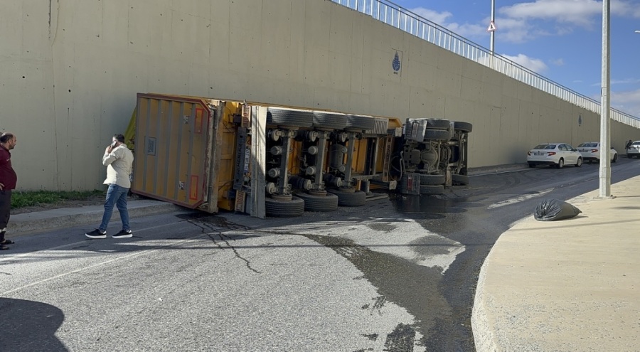 Virajı alamayan kamyon yan yattı, faciadan dönüldü