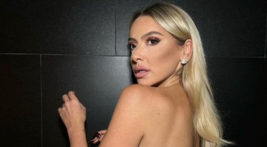 Hadise pozlarıyla gündem oldu