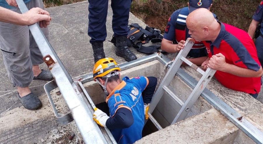 Su deposuna düştü! Mahsur kalan kadın kurtarıldı