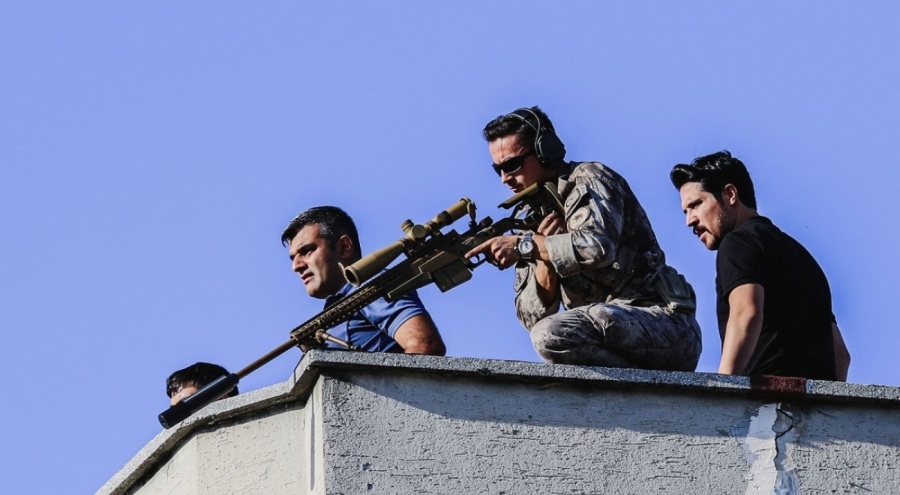 Antalya'da gergin saatler: Bıçakla annesini rehin aldı, çamaşır suyuyla polisleri püskürtmeye çalıştı!