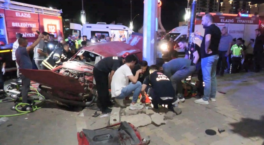 Elazığ'da iki otomobil çarpıştı: 6 yaralı