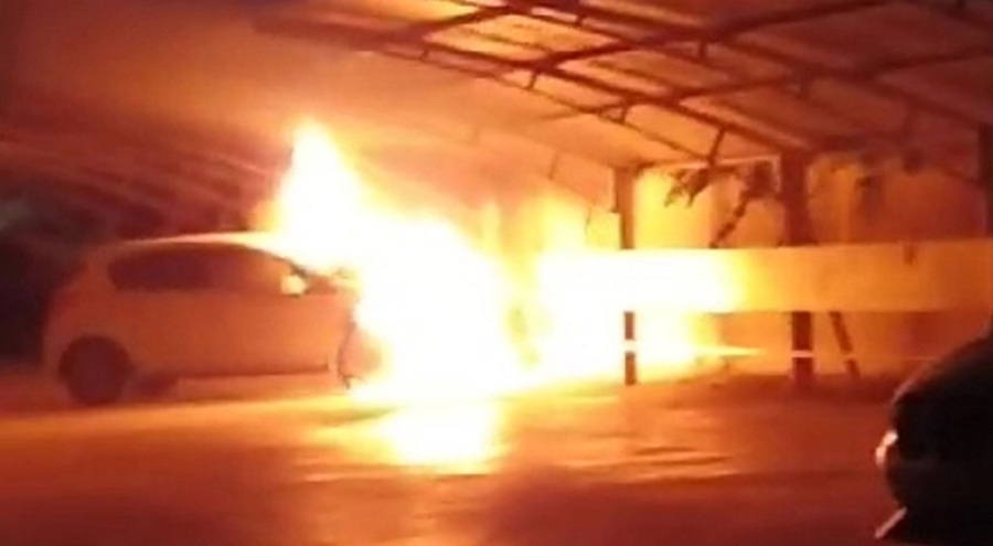 Hatay'da park halindeki otomobil, alev aldı